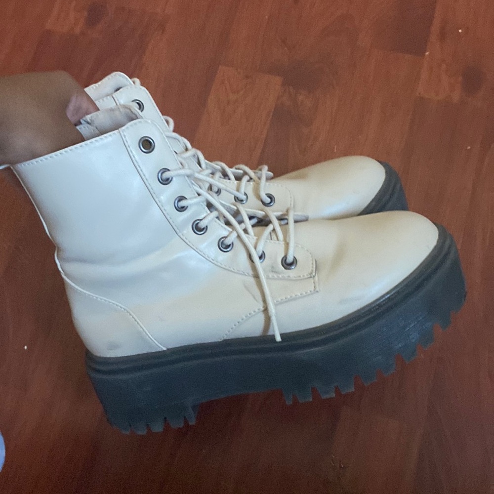 TAN DOC MARTEN TYPE BOOTS BARELY WORN
